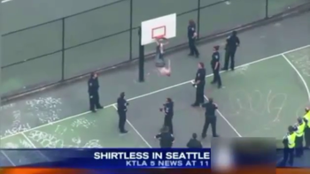 video: un hombre quedo colgado boca abajo en un aro de basquet