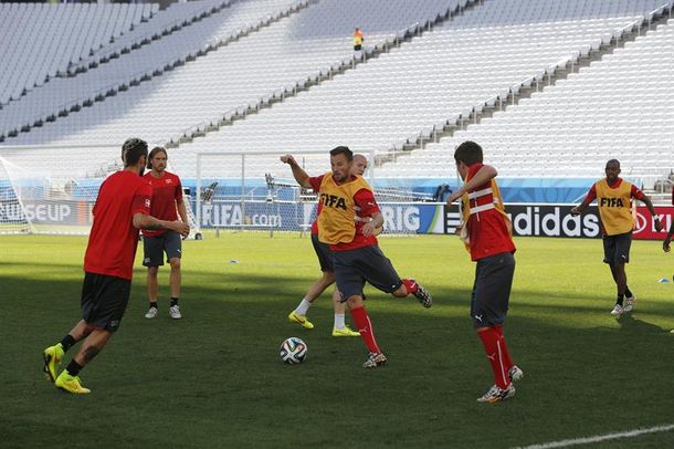 La confianza del DT suizo: Vamos a parar a Messi y clasificar a cuartos