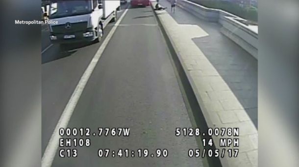 Empuja a una mujer contra un colectivo