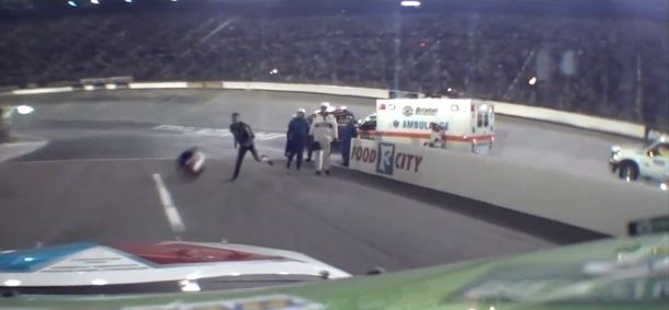 Un piloto enloqueció y le tiró su casco a otro en medio de una carrera