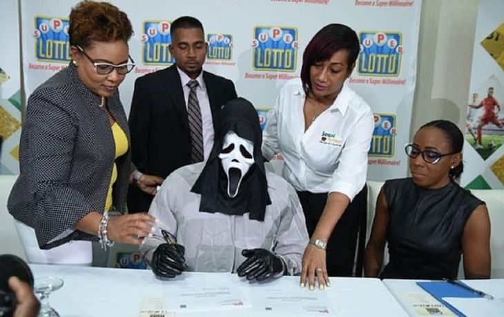 Ganó la lotería y fue a buscar el premio disfrazado para no compartirlo con nadie