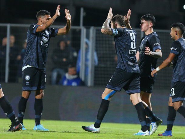 Belgrano sorprendió a un Gimnasia cansado y le ganó 2 a 0 en La Plata