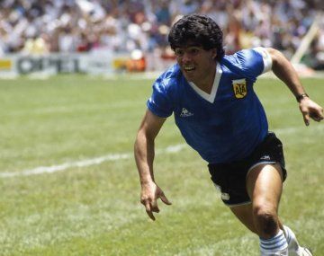 Arrancó la subasta de la camiseta que Maradona usó contra Inglaterra en el 86: de cuánto fue la oferta inicial