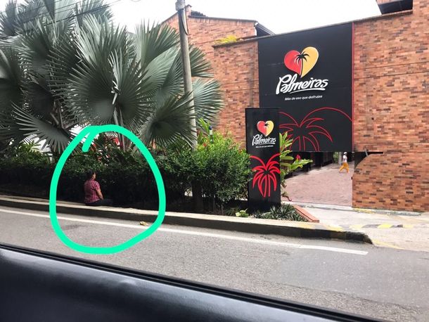 Se sentó a esperar a que su pareja diera la cara