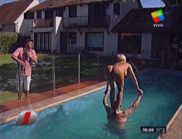 Vicky Xipolitakis redobló la apuesta y se desnudó en TV