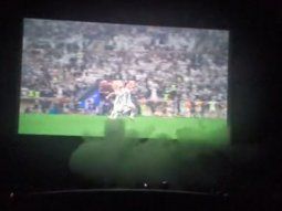 Un borracho abrió un matafuegos al final de Muchachos y evacuaron el cine