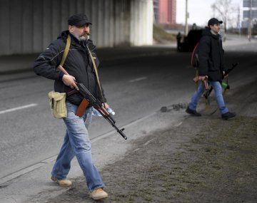 Tensión en Kiev: decretan toque de queda hasta este lunes
