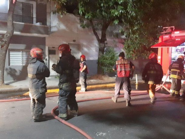 Parque Chacabuco: dejaron caer a una beba de 1 año para salvarla de un incendio
