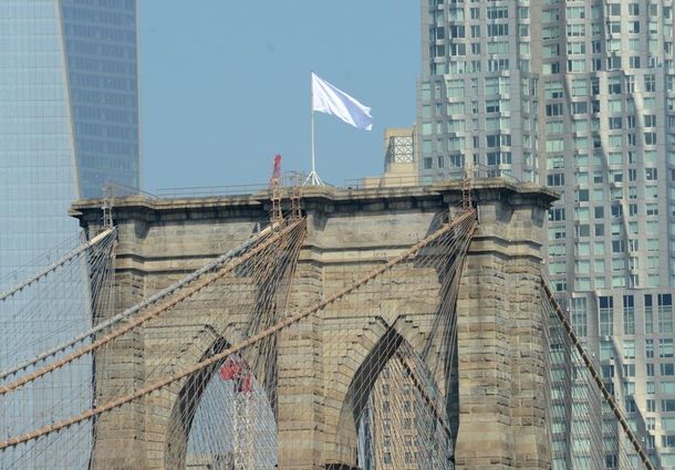 Misterio: ¿por qué aparecieron izadas dos banderas blancas en el puente Brooklyn?