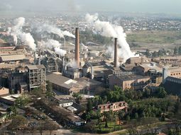 La papelera más grande del país rebaja salarios y pagará hasta menos de $20 mil