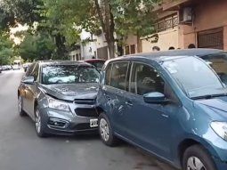 Un conductor perdió el control de su auto y embistió a dos vehículos estacionados en Mataderos Un conductor perdió el control de su auto y embistió a dos vehículos estacionados en Mataderos
