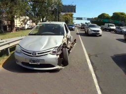 Choque y vuelco en la General Paz: tres autos involucrados y un herido