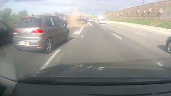 video: una mala maniobra termino en un brutal accidente de transito video: una mala maniobra termino en un brutal accidente de transito