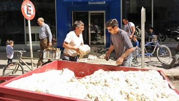 Luis Blum arrojó casi 600 kilos de masa en la puerta de la distribuidora de energía en Bahía Blanca. Luis Blum arrojó casi 600 kilos de masa en la puerta de la distribuidora de energía en Bahía Blanca.