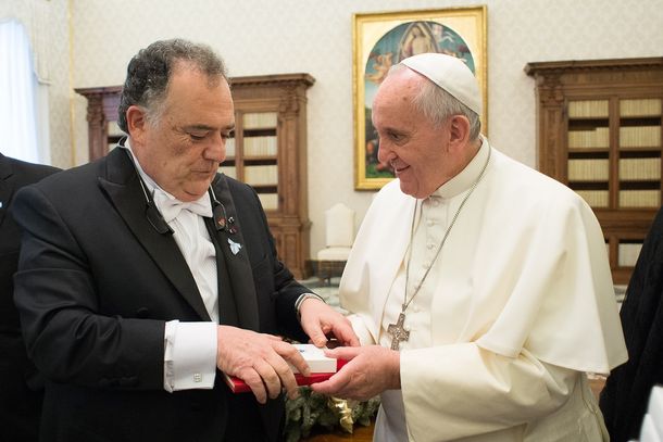 El papa le ofrece un obsequio a Eduardo Valdés