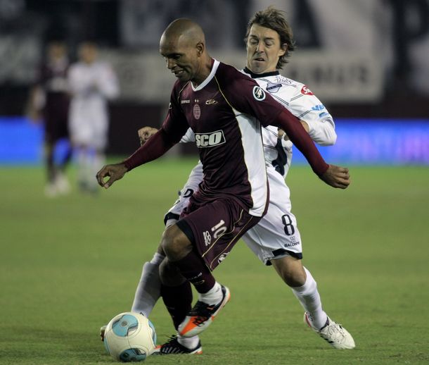 Lanús venció a All Boys sobre la hora y se escapa en la punta