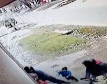 Video: un nene de 4 años evitó que motochorros le roben a su mamá
