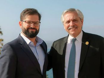 Alberto Fernández viaja a Chile para rememorar con Boric el Abrazo de Maipú