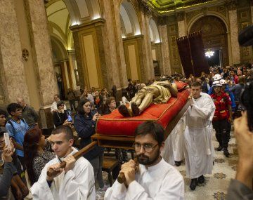 Semana Santa: una multitud participó del Via Crucis en la Ciudad