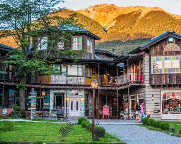El pueblo pequeño entre árboles y montañas que es imperdible