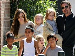 Brad Pitt y Angelina Jolie con sus hijos Maddox, Pax, Zahara Shiloh y los gemelos Knox y Vivienne. Brad Pitt y Angelina Jolie con sus hijos Maddox, Pax, Zahara Shiloh y los gemelos Knox y Vivienne.