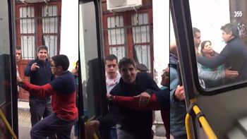Brutal pelea entre un colectivero y un remisero por un choque Brutal pelea entre un colectivero y un remisero por un choque