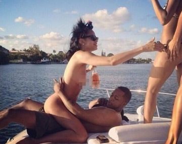 Una foto de Rihanna desnuda con un hombre se filtró en la web