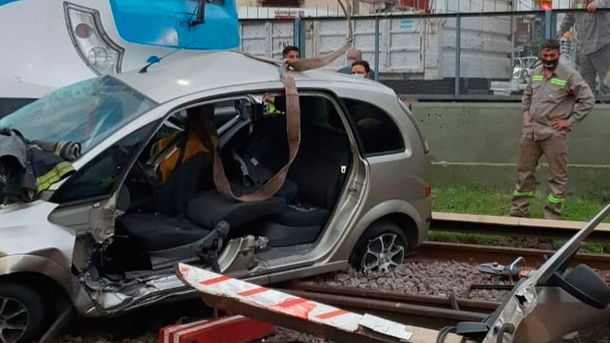 Una formación del tren Sarmiento chocó un auto en la estación Ramos Mejía