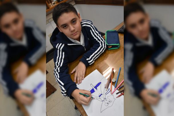 Tiene 10 años y vende sus dibujos para comprar sus lápices