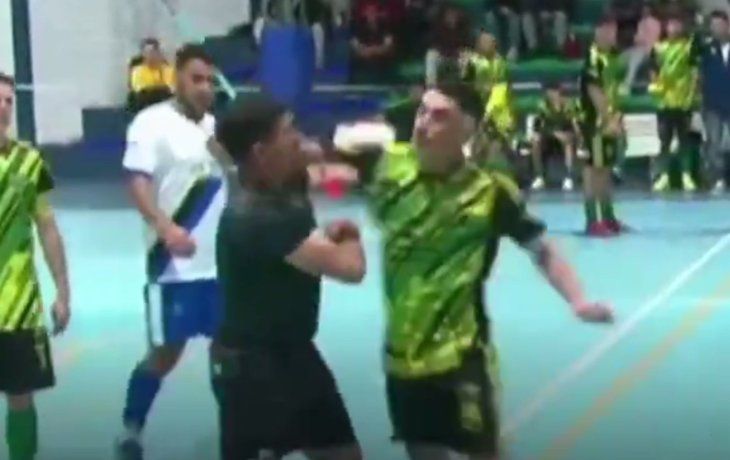 Escándalo en Pinamar: un jugador agredió a un árbitro y desató el caos en un partido de futsal