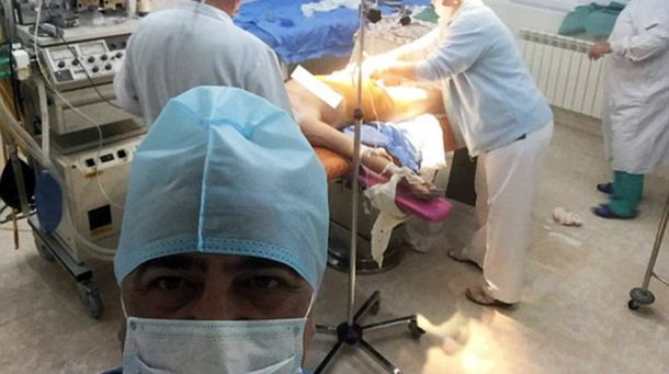 Polémica en Europa por un médico que se sacó una selfie durante una cesárea