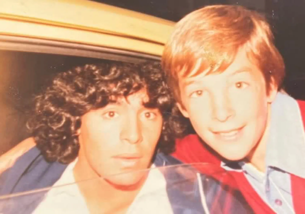 Se sacó una foto con Diego Maradona hace 41 años y ahora lo buscan por todos lados