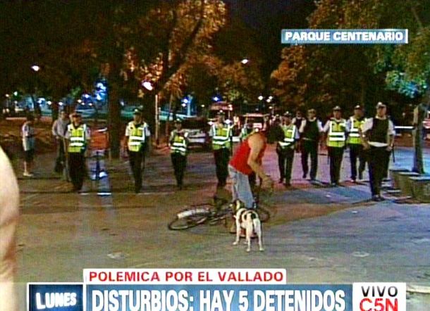 Veinte detenidos por incidentes en Parque Centenario