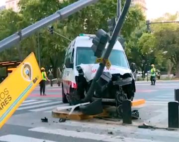 Una ambulancia que llevaba un hombre mordido por un Pitbull terminó chocando contra un semáforo