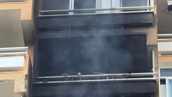 El fuego comenzó alrededor de las 5 de la mañana en el tercer piso de un edificio residencial. El fuego comenzó alrededor de las 5 de la mañana en el tercer piso de un edificio residencial.