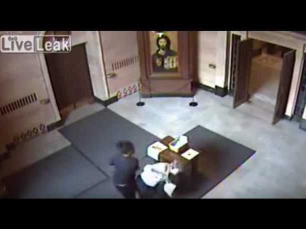 Brutal agresión a una anciana tras robarle el bolso en una iglesia