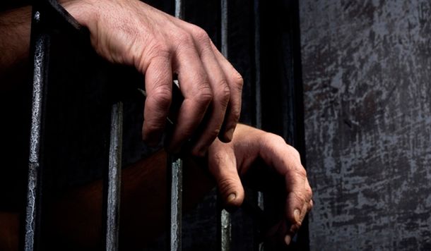 Condenaron a un hombre por mostrar sus genitales a alumnos de un colegio