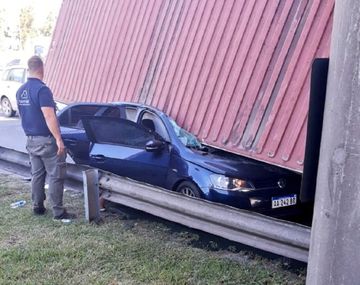 Un container aplastó a un auto en la Panamericana