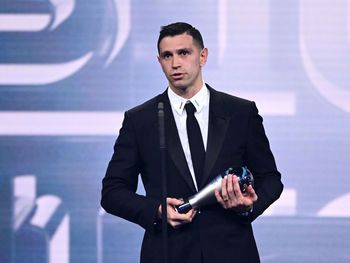 Dibu Martínez, nominado entre los 10 mejores arqueros del mundo