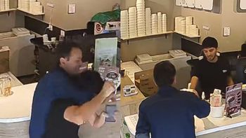 rosario: entro a una heladeria a robarse las propinas y termino a las pinas con un empleado rosario: entro a una heladeria a robarse las propinas y termino a las pinas con un empleado