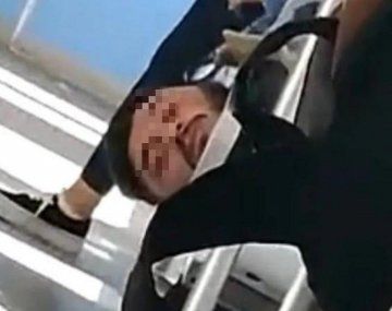 Se le trabó la cabeza en el apoya brazos del Tren Roca y generó demoras