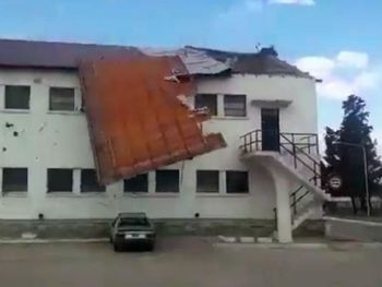 Fuertes ráfagas volaron el techo de la Escuela de Suboficiales y aplastó a un auto
