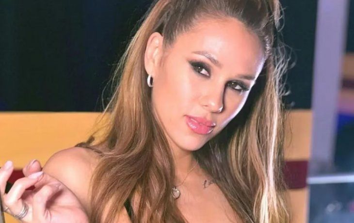 Barby Silenzi posó con una microbikini blanca que destacó sus atributos