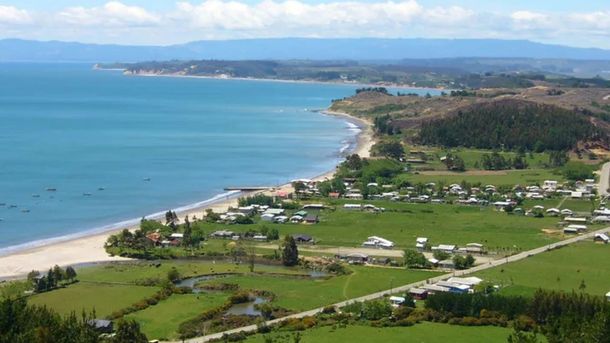Este pueblo se encuentra a 20 kilómetros del pueblo de Vichuquén. Este pueblo se encuentra a 20 kilómetros del pueblo de Vichuquén.