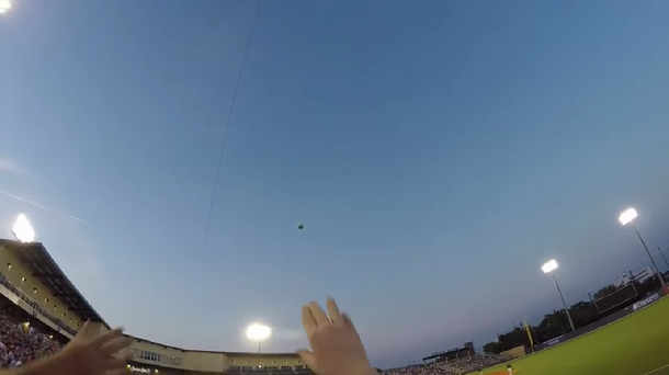 Filmaba un partido de baseball e hizo una espectacular atrapada