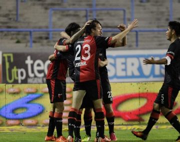 Colón comenzó el torneo ante Aldosivi y se impuso en Mar del Plata