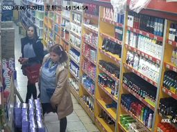 Filman a dos mecheras vestidas de maestras jardineras robando en un supermercado