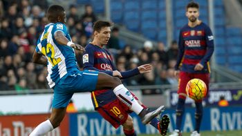 la pegada intacta: el tiro libre de messi que pego en el angulo ante el espanyol la pegada intacta: el tiro libre de messi que pego en el angulo ante el espanyol
