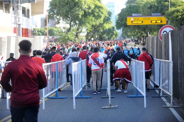 River suspenderá a más de mil socios por incidentes en el Superclásico