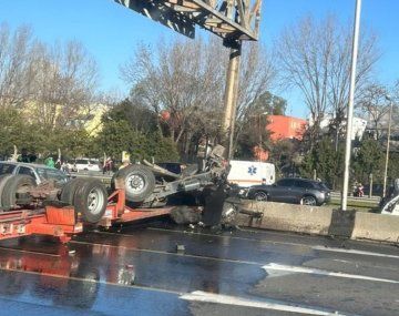 Volcó un camión en Panamericana y quedó partido en dos